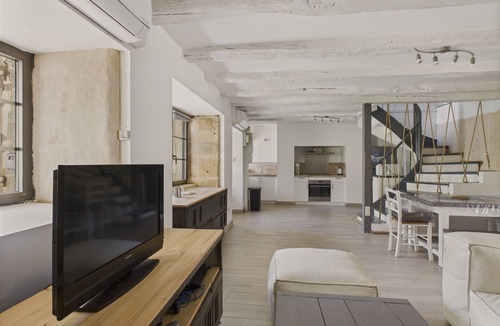 Saint-Leon-sur-Vezere Ski Chalet | House for 5 with outdoor courtyard in the center