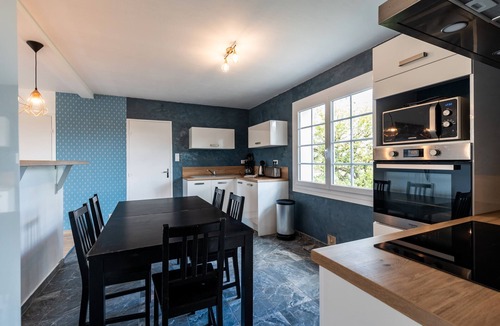 Les Salles-De-Castillon House | House in the Heart of the Vineyards