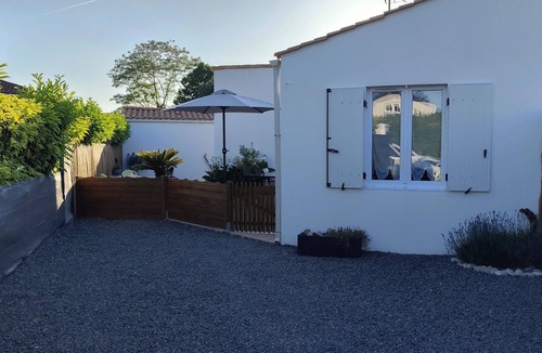 La Jarne House | House in gated community with shared pool