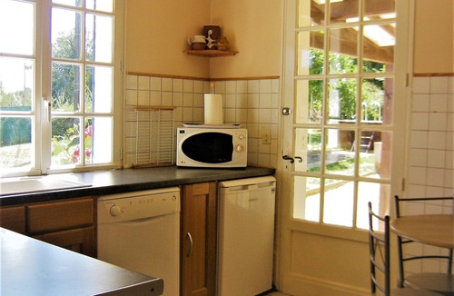 Carsac-Aillac House | House in the country, but minutes from Sarlat, enclosed garden, pool & WIFI