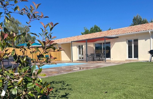Grayan-Et-L'Hopital House | House sleeps 4 with heated indoor pool (Maison L'Estuaire)