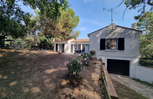Boyardville House | House with large garden in an oyster farming site close to the beach and the golf course.