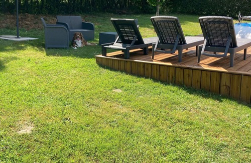 Baurech House | House with swimming pools. Pets welcome Large, well-fenced garden