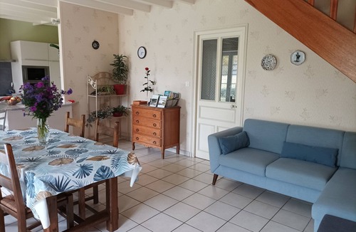 Saint-Hilaire-la-Palud Apartment | Ideal for visiting the marsh and relaxing with swimming pool, rowing boat, bicycles, park.