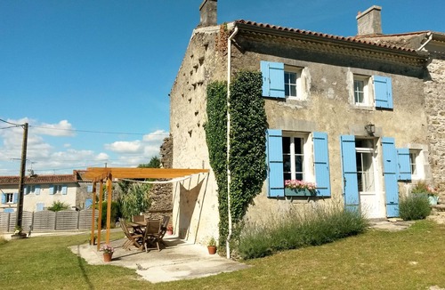 Lozay Cottage | Idyllic Country Cottage with Stunning Heated Swimming Pool