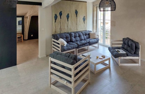 La Reole Apartment | In a beautiful stone house welcomes you this tasteful and large vacation apartment.