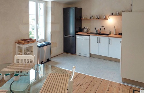 La Reole Apartment | In a beautiful stone house welcomes you this tasteful and large vacation apartment.