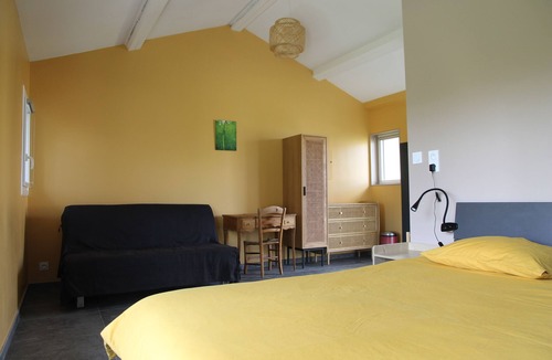Allemans Apartment | In a quiet natural setting, Studio room with private entrance.