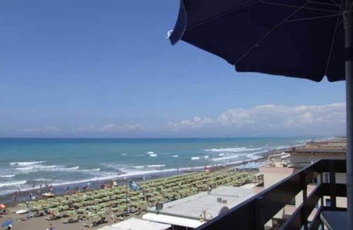 Marina di Castagneto Carducci Apartment | Cosy apartment for 4 guests with A/C, WIFI, TV, balcony and panoramic view