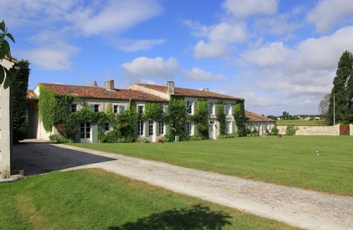 Mortagne-sur-Gironde House | JASMINE heated swimming pool surrounded by vineyards and not far from the beaches