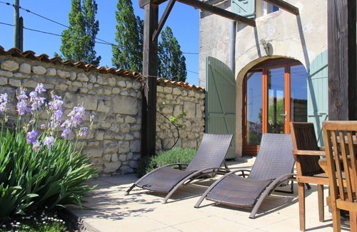 Mortagne-sur-Gironde House | JASMINE heated swimming pool surrounded by vineyards and not far from the beaches