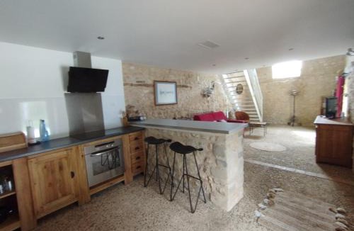 Saint-Vincent-sur-l'Isle Apartment | Joli hébergement de caractère en bord de rivière