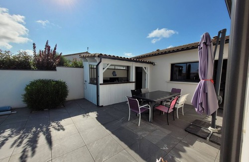 Chauray House | Jolie Maison au Calme Avec Piscine Chauffée et Cuisine D'été Dans un Lotissement