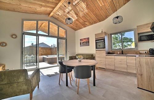 Mortagne-sur-Gironde House | L Etel - spa extérieur vue étoiles de la chambre et vélos électriques