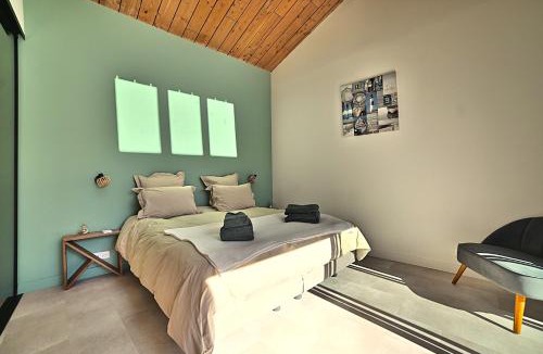Mortagne-sur-Gironde House | L Etel - spa extérieur vue étoiles de la chambre et vélos électriques