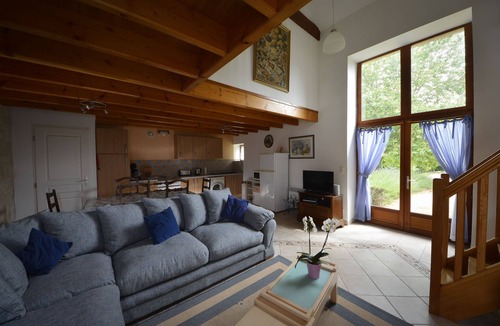 Sauze-Vaussais Cottage | L'Hirondelle: a pretty gite with pool and lovely gardens