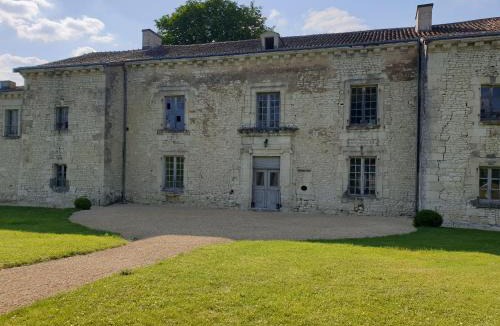 Monts-sur-Guesnes House | L'Olivier