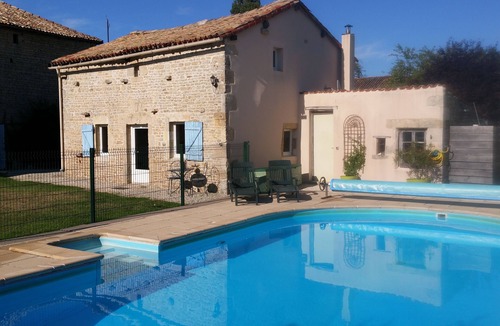 Melleran House | La Ballerie farmhouse & gîte. Heated pool and games barn in walled garden.