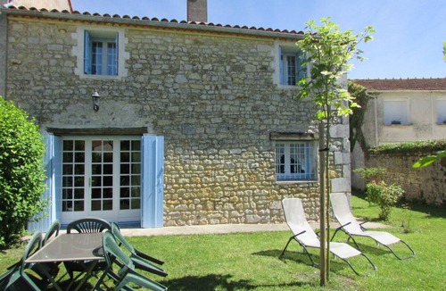 Le Gua House | La Brise Marine vacation home with heated pool near Royan