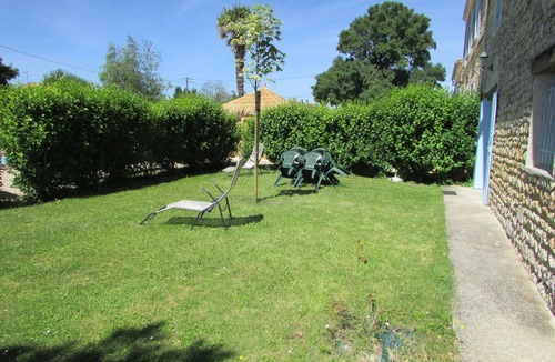 Le Gua House | La Brise Marine vacation home with heated pool near Royan