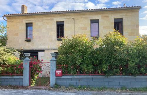 Prignac-et-Marcamps House | La chambre des jardins d'Ispahan