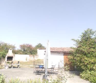 Saint Cyr du Doret House | La Chaume Gite Le Roseau Étoilé