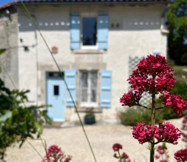 Saint-Romain House | La Colline de Tilleul - Les Tilleuls - 4 STAR RATED - stunning cottage with pool near Aubeterre in idyllic location