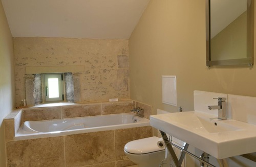 Reaux House | La Distillerie: Beautiful 2 bed Cottage in the Vines with heated swimming pool