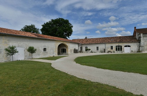 Reaux House | La Distillerie: Beautiful 2 bed Cottage in the Vines with heated swimming pool