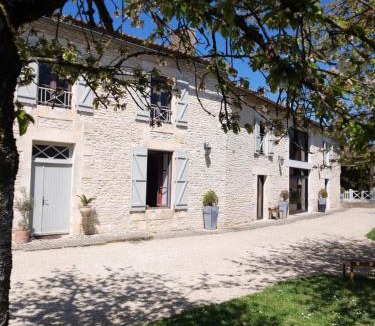 Charrais Bed & Breakfast | La Huppe