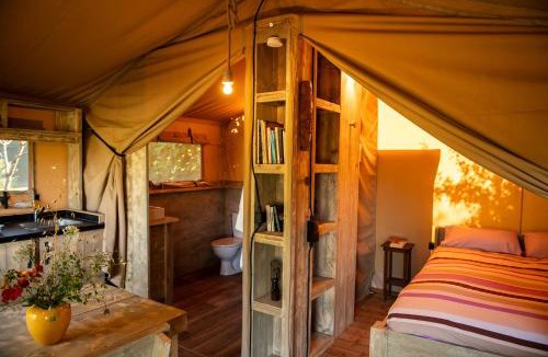 Le Gue-d'Allere Cabin | La Jolie Longère Fleurie Lodge avec piscine et jardin