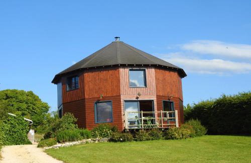 Monthoiron House | La maison ronde et ses 2 cahutes