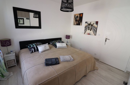 Le Thou Bed & Breakfast | LA MAISONNETTE DU BOIS ALAIN ET NATHALIE (rooms for 4 people)