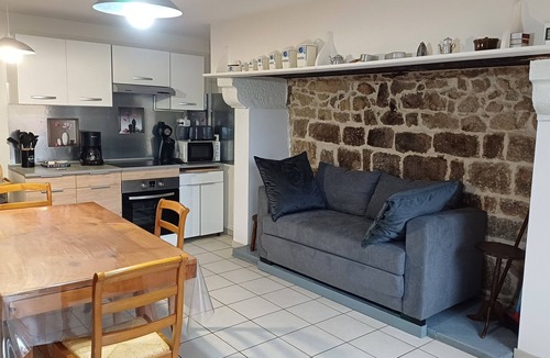 Saint-Oradoux-de-Chirouze Cottage | La Méouzine, gîte for 4 people, 5 minutes from the pond, pets welcome,