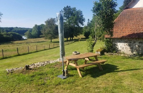 Saint-Oradoux-de-Chirouze Cottage | La Méouzine, gîte for 4 people, 5 minutes from the pond, pets welcome,