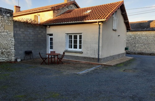 Loudun House | La Petite Maison de Niré Maison Indépendante Avec Terrasse et Cour Privée