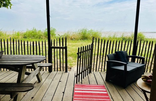 Saint-Vivien-de-Medoc Villa | "La Pointe Pescade" fishermen's hut facing the estuary, swimming pool, air conditioning.