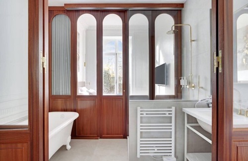 Grand Parc-Paul Doumer Apartment | Labruyère House - Royal Garden Suite