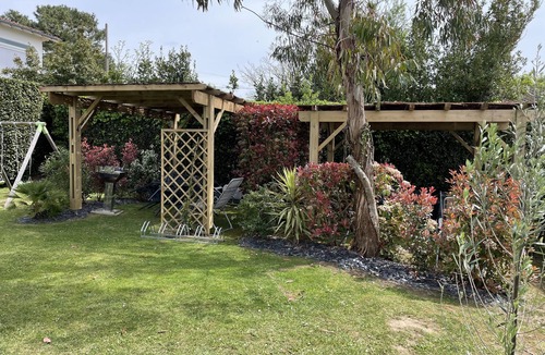 Saint-Palais-sur-Mer Cottage | Large family apartment with private garden, 100 m from the sea
