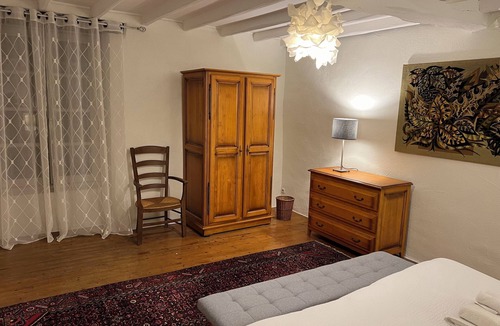 Soyaux House | Large gîte, large fenced garden, BBQ, shared swimming pool