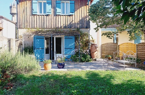 Villandraut Villa | Large house in a village on the edge of a forest