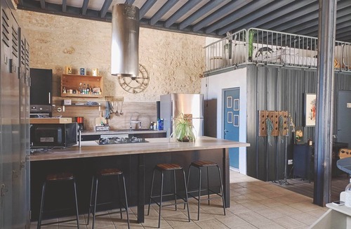 Cisse House | Large indus loft in old wine storehouse, 15 mn from Futuroscope, swimming pool
