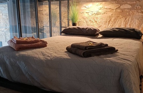 Cisse House | Large indus loft in old wine storehouse, 15 mn from Futuroscope, swimming pool