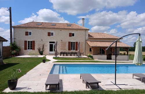 Castillonnes Villa | Large renovated air-conditioned gîte in the countryside with heated swimming pool 6 bdrms 15p