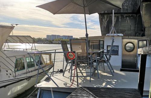 Bassins a Flot Boat Rental | Le Bateau Ivre