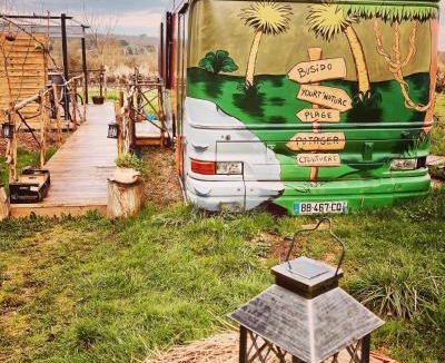 Vouzan Cabin | Le Busido, ancien bus de la ville d'Angoulême, aménagé en Chambre d'hôtes