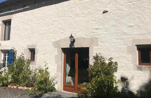 Sauze-Vaussais House | Le Figuier - 4 bedroom Farmhouse Gite