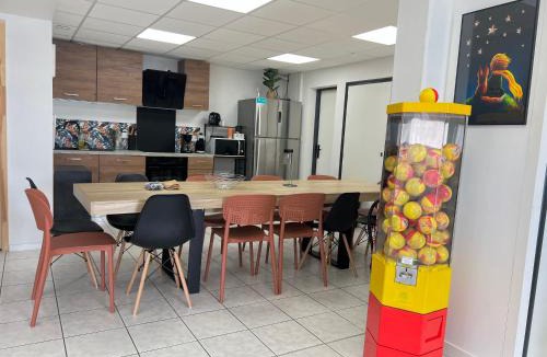 Saint-Georges-les-Baillargeaux Apartment | Le Grand Penon ~ Logement Spacieux à 6 min du Parc