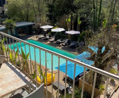 Larche Apartment | Le Havre de paix avec balcon vue sur piscine