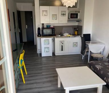 Larche Apartment | Le Havre de paix avec balcon vue sur piscine